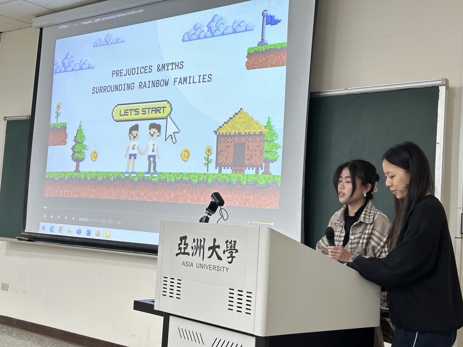 圖為亞大心理系同學,進行專題報告分享。