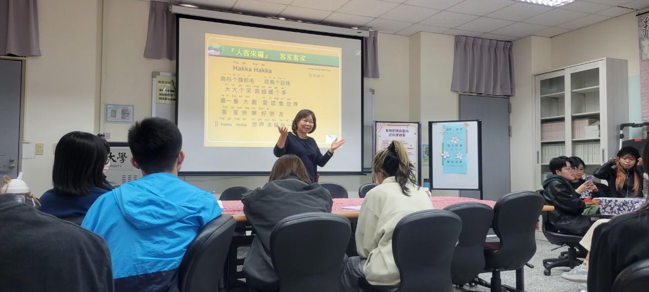 圖為客語老師徐銀珍,介紹客家文化。