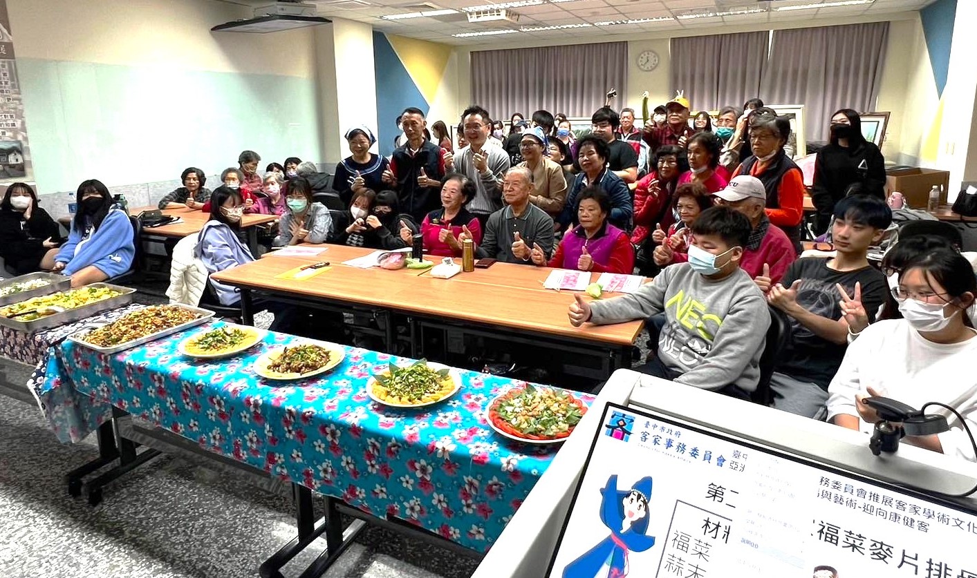 圖為參與活動的健管系同學,與社區居民合影。