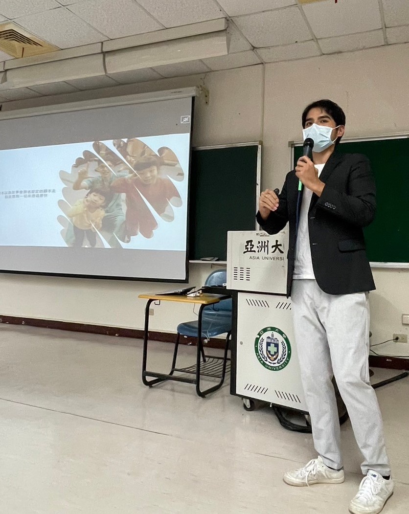 圖為張堯欽物治師說,為了幫助身障兒童能走出家庭與治療室,他堅持固定的帶領身障兒童練球,讓他們一圓打棒球的夢。