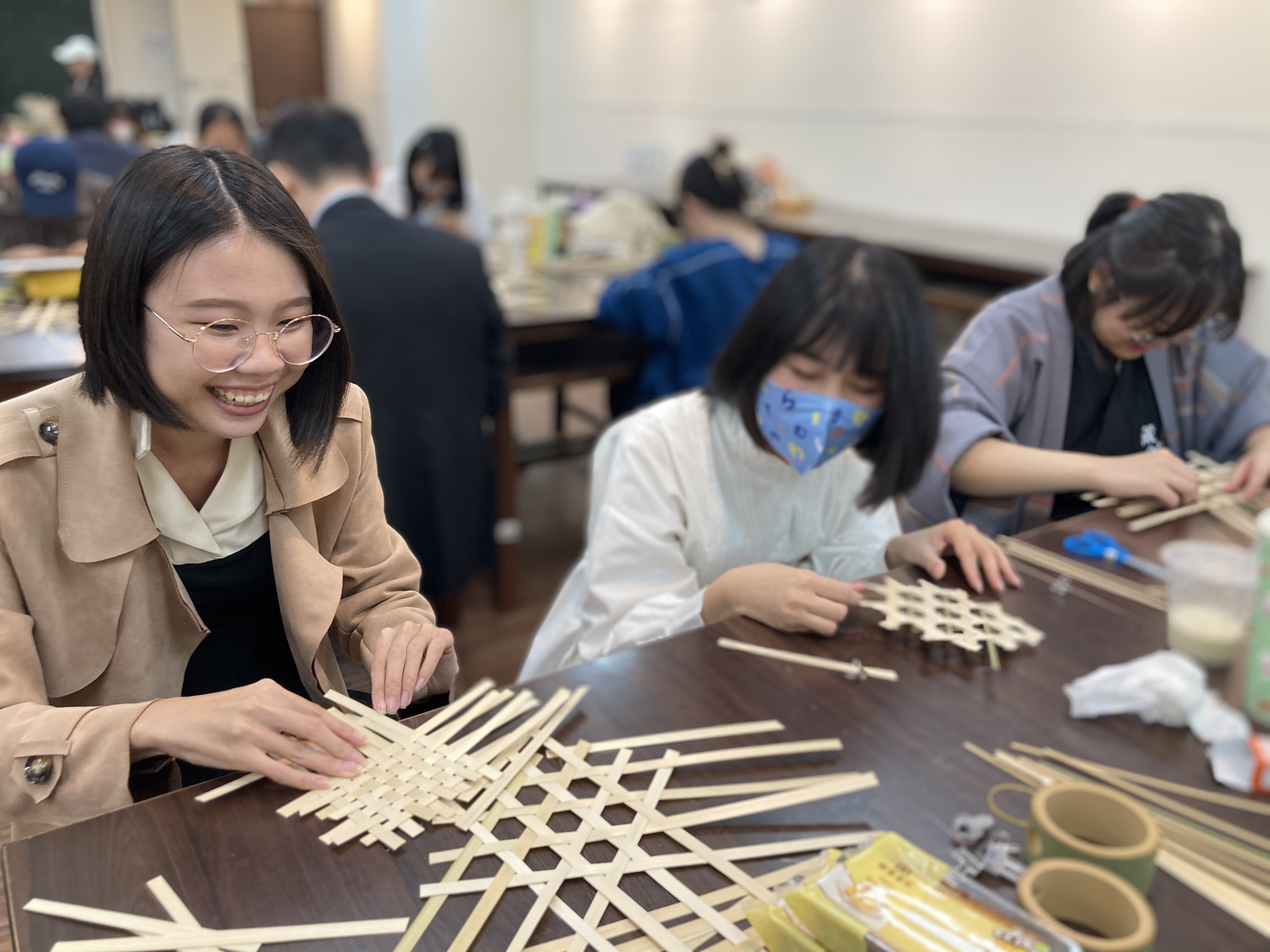 圖為參與學員踴躍,興致盎然學習竹編。