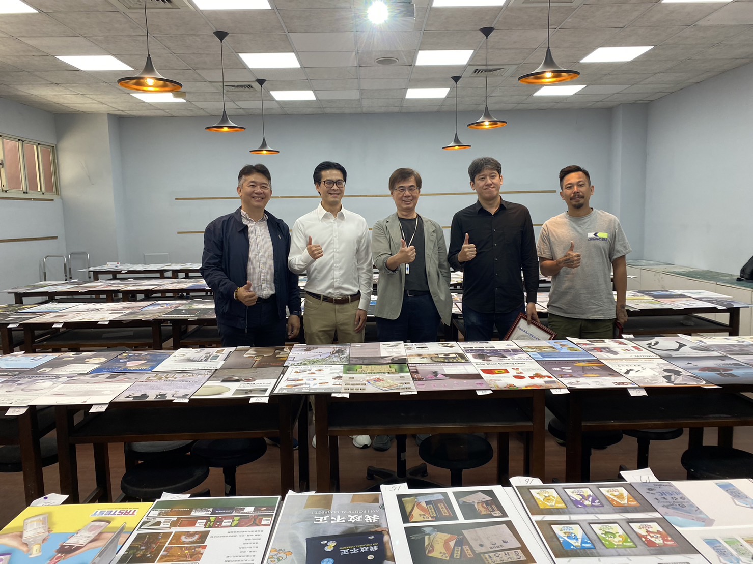 圖為擔任評審的亞大副校長鄧成連(左3)、台科大陳彥廷教授(左2)、明志科大李鍇朮教授(左4)、劉經瑋設計師(左5),與亞大創意設計學院副院長兼發明中心主任林信宏(左1)合影。
