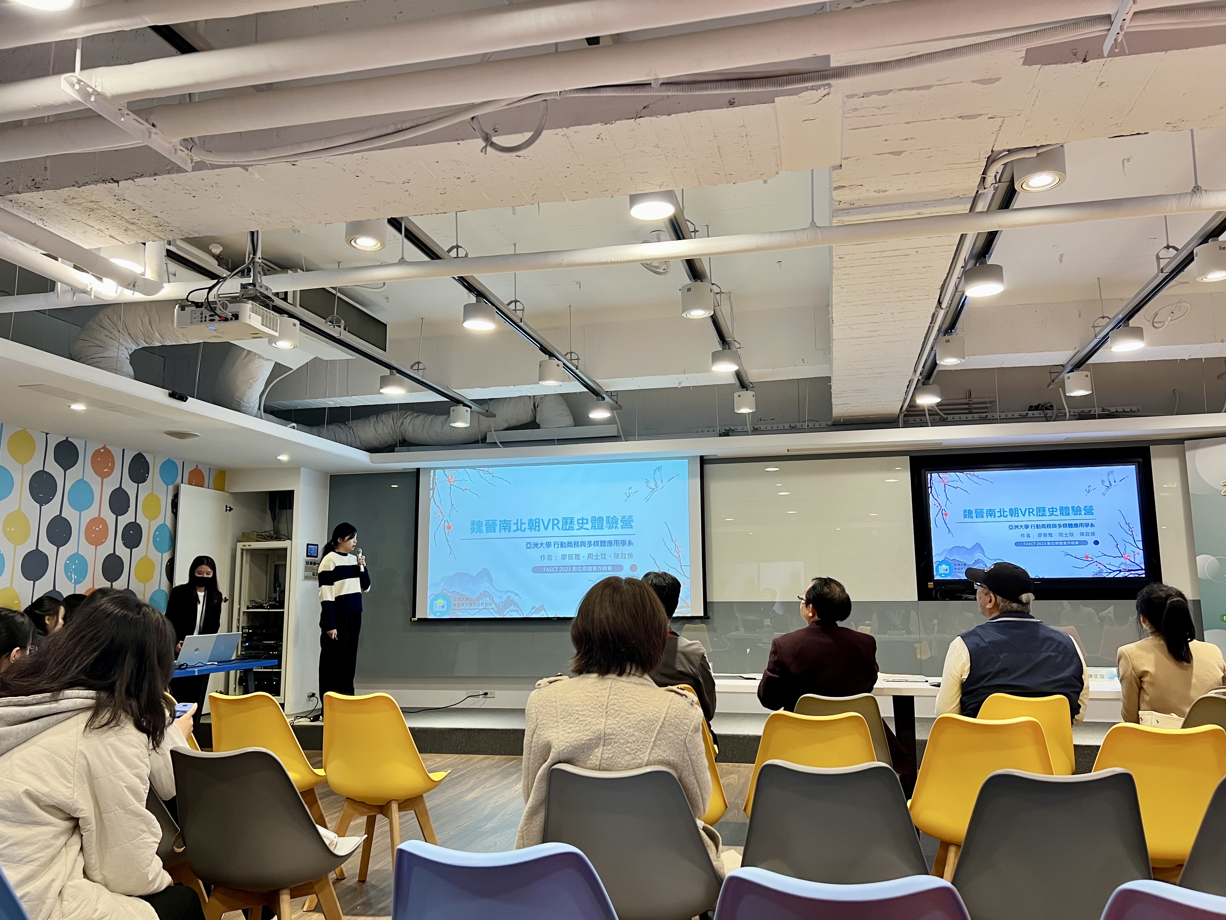 圖為廖葵雅(左1)、周士玟同學(左2),在「2023台灣教育傳播暨科技學會年會」(TAECT)數位媒體實作競賽數位媒體實作競賽決賽,進行簡報與作品展示。