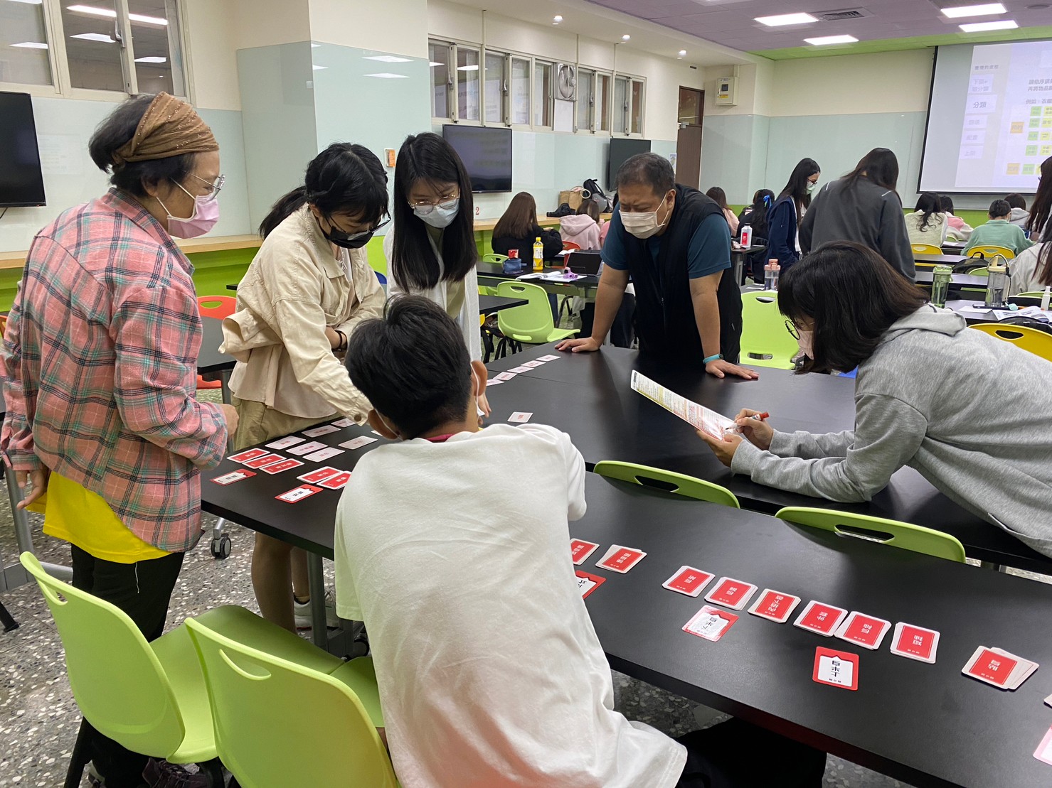 圖為在「培力銀行」課程中,同學討論物品分類。