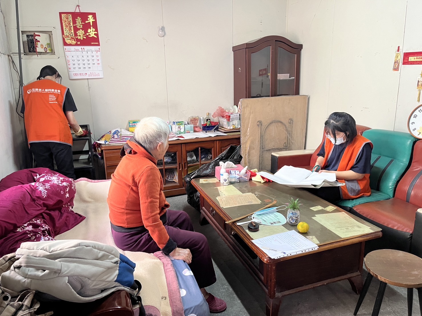 圖為亞大同學和志工,協助為弱勢長輩整理環境。