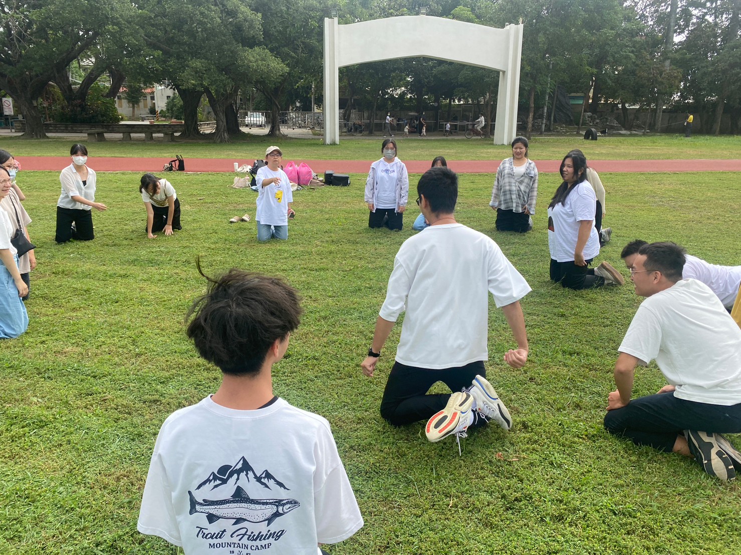 圖為在「壯遊銀行」課程中,透過體驗,了解鄭豐喜老師下肢萎縮的生活困難。
