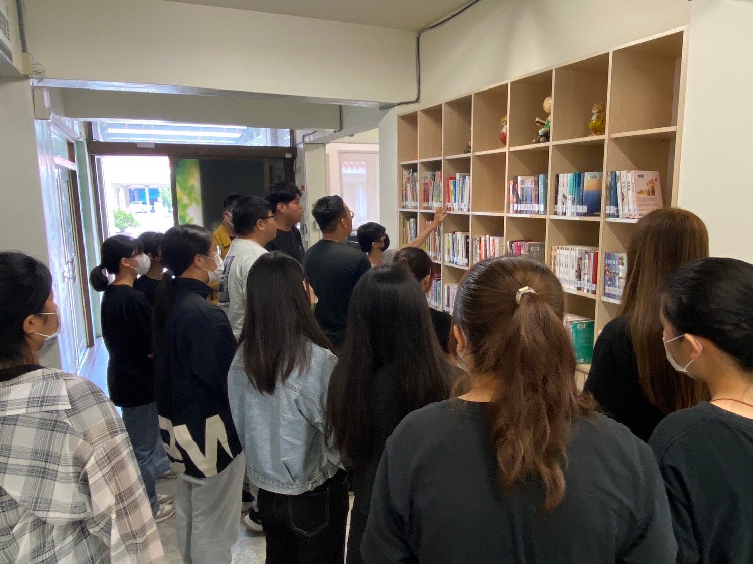 圖為在「永續銀行」課程中,同學前往雲林縣鄭豐喜圖書館進行圖書整理。