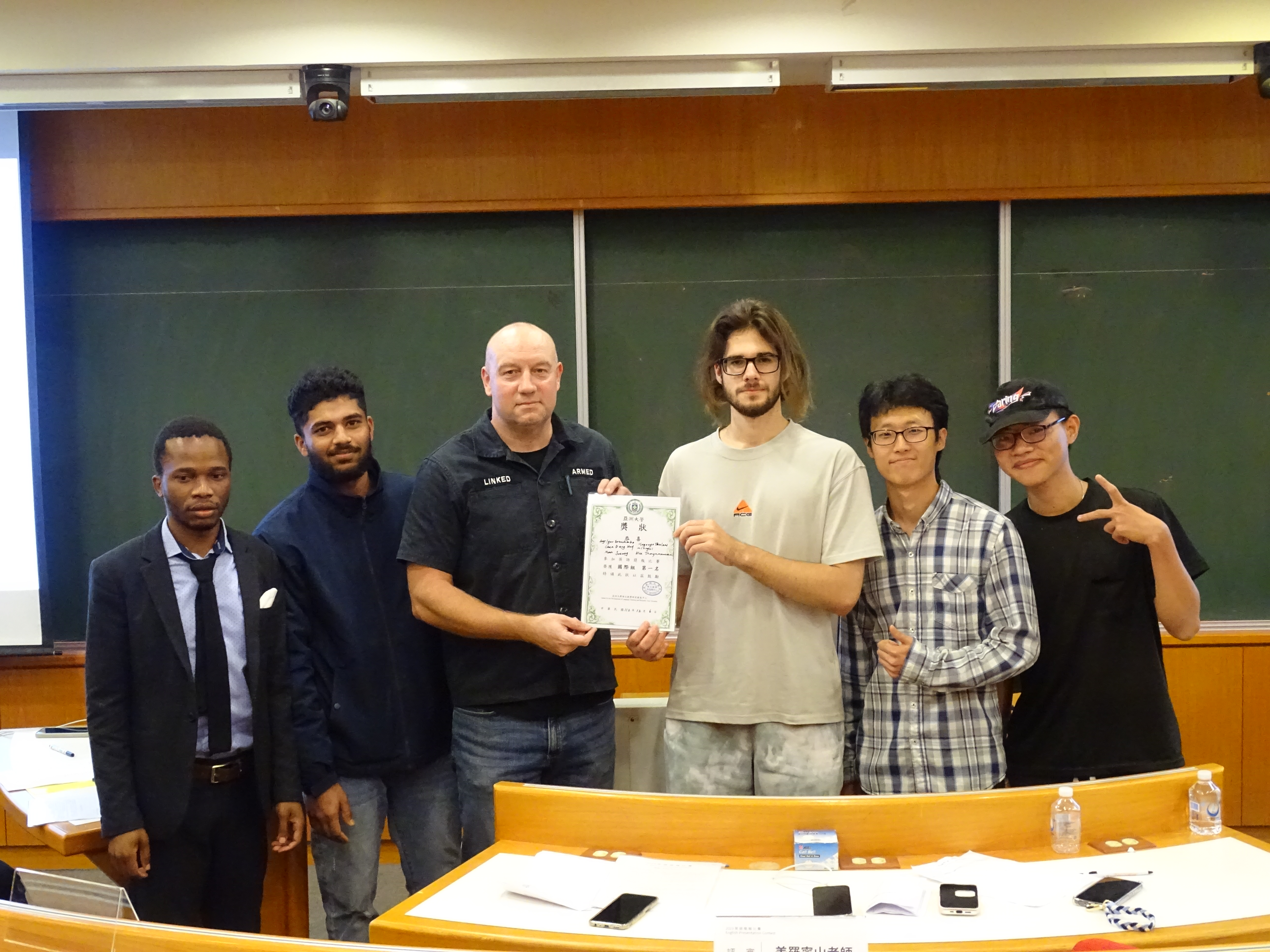 圖為美籍評審美羅寧山(Nathan Miller)老師(左3)，與國際組第1名得獎同學合影。