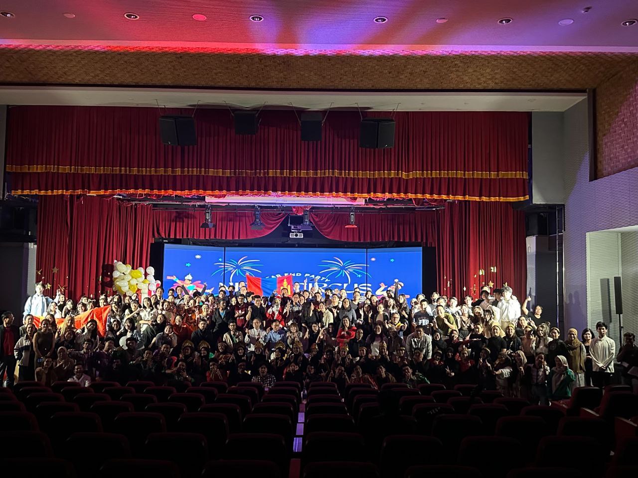 圖為國際學院舉辦歲末年終晚會,有近400位同學參與,十分熱鬧。
