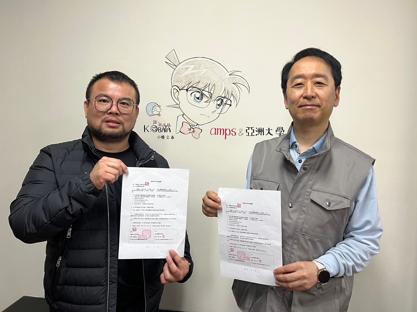 圖為亞大數媒系主任趙文鴻(左)代表亞大,與小幡公春老師代表日本Amps國際動漫學院,簽訂為期5年的教育合作協議書。