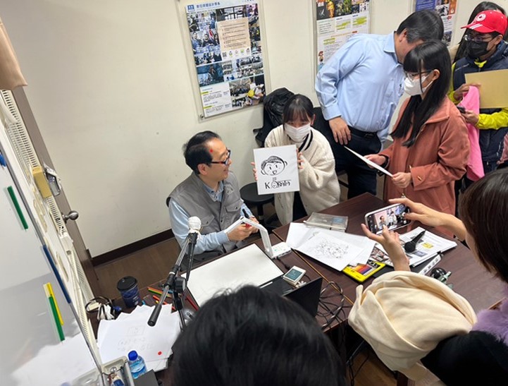 圖為小幡公春老師(坐者),在亞大數媒系國際工作坊,與與同學間的互動交流。