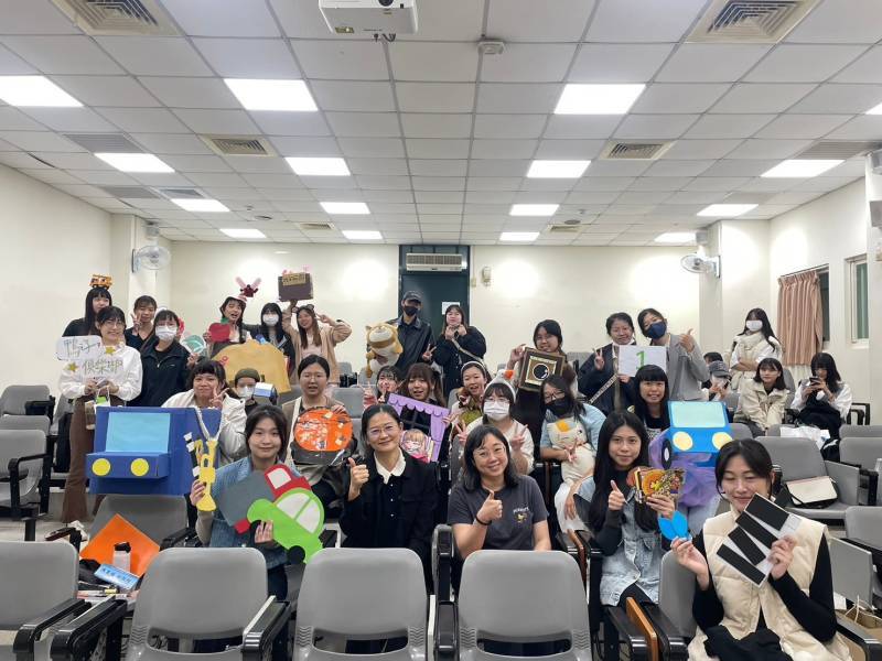 圖為幼教系評審陳麗媜(前排左2)、何祖華(前排左3)老師,與受評學生合影。