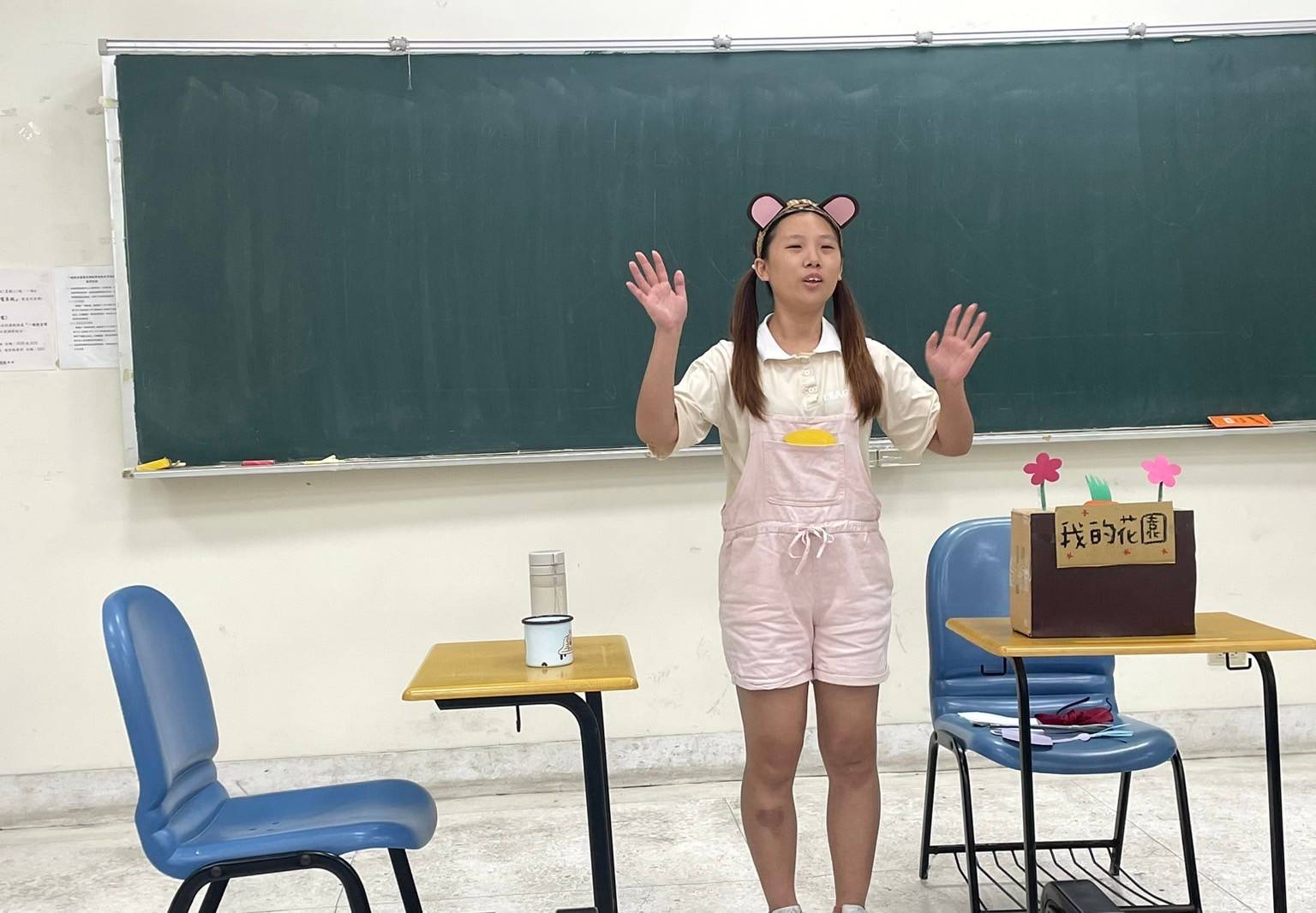 圖為幼教系黃琦雯同學,表演「你為什麼不開花?」。