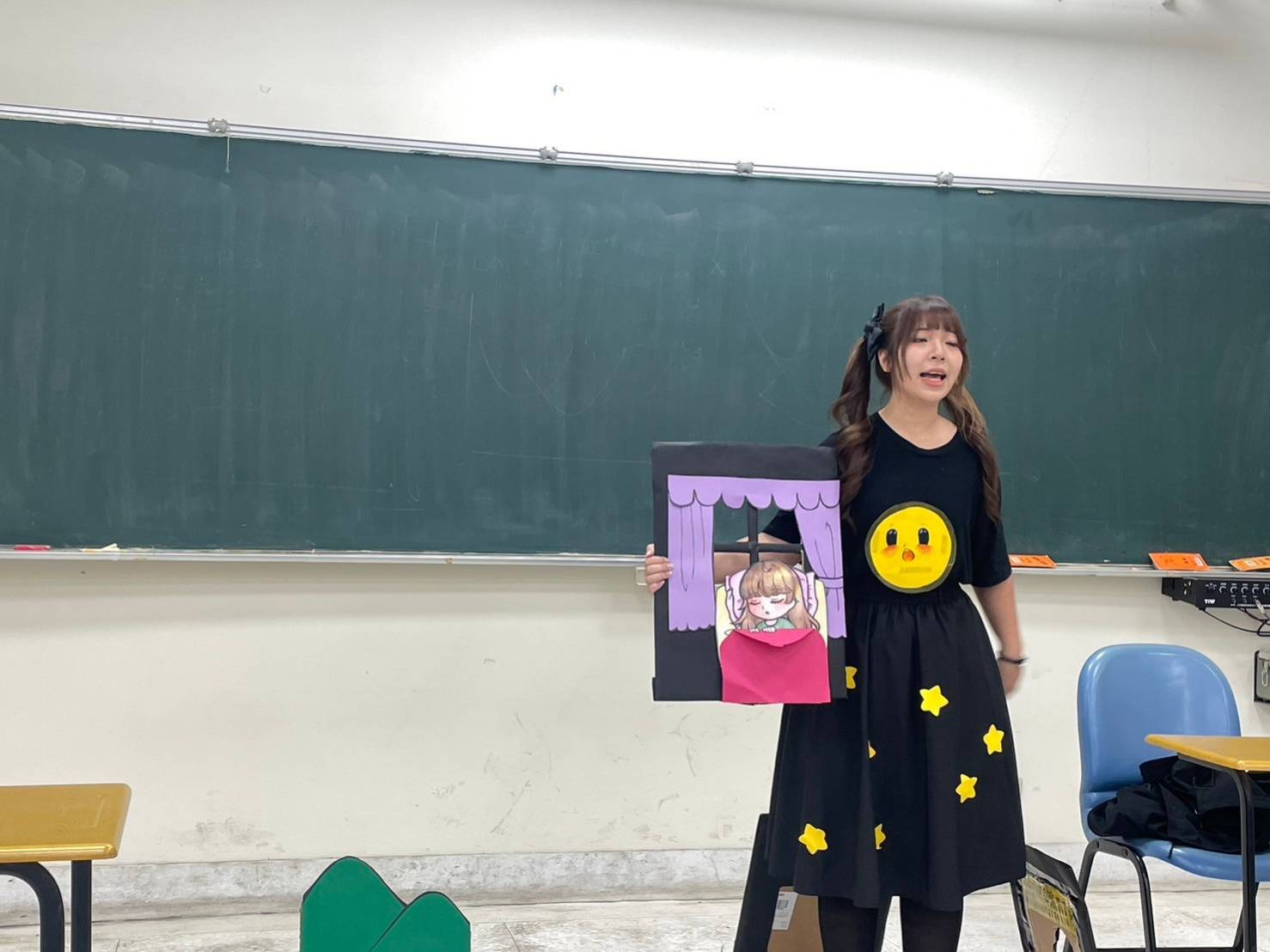 圖為幼教系沈家妙同學,表演「月亮想睡覺」。