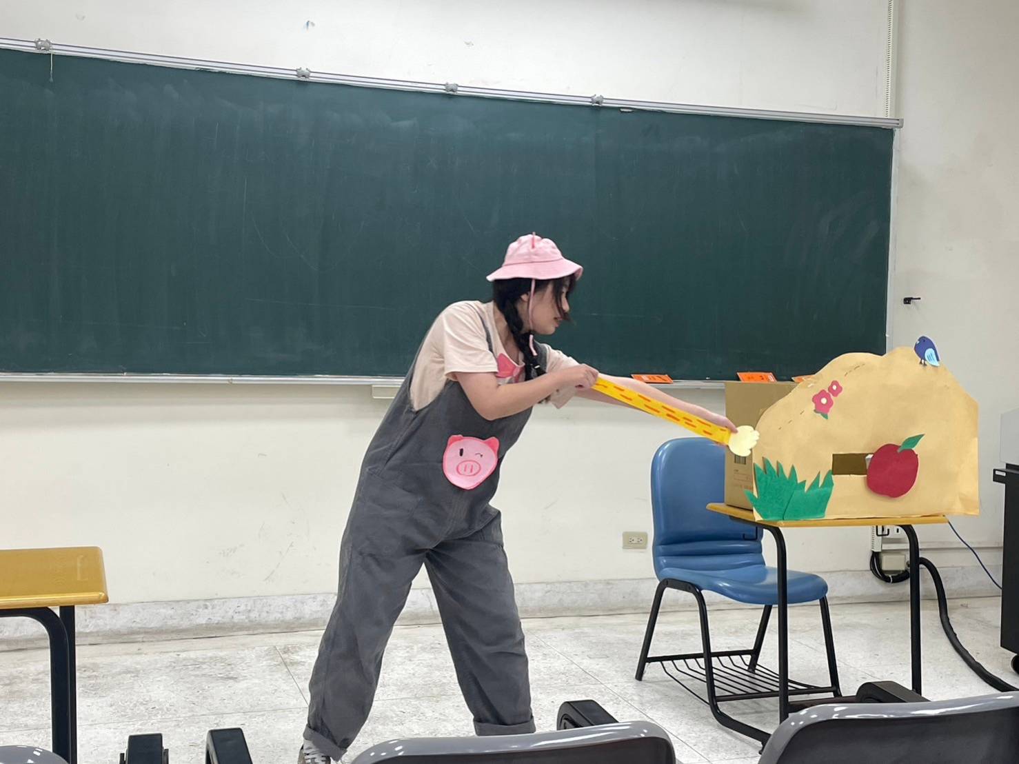 圖為幼教系吳宜潔同學,表演「還差一點,還差一點」。