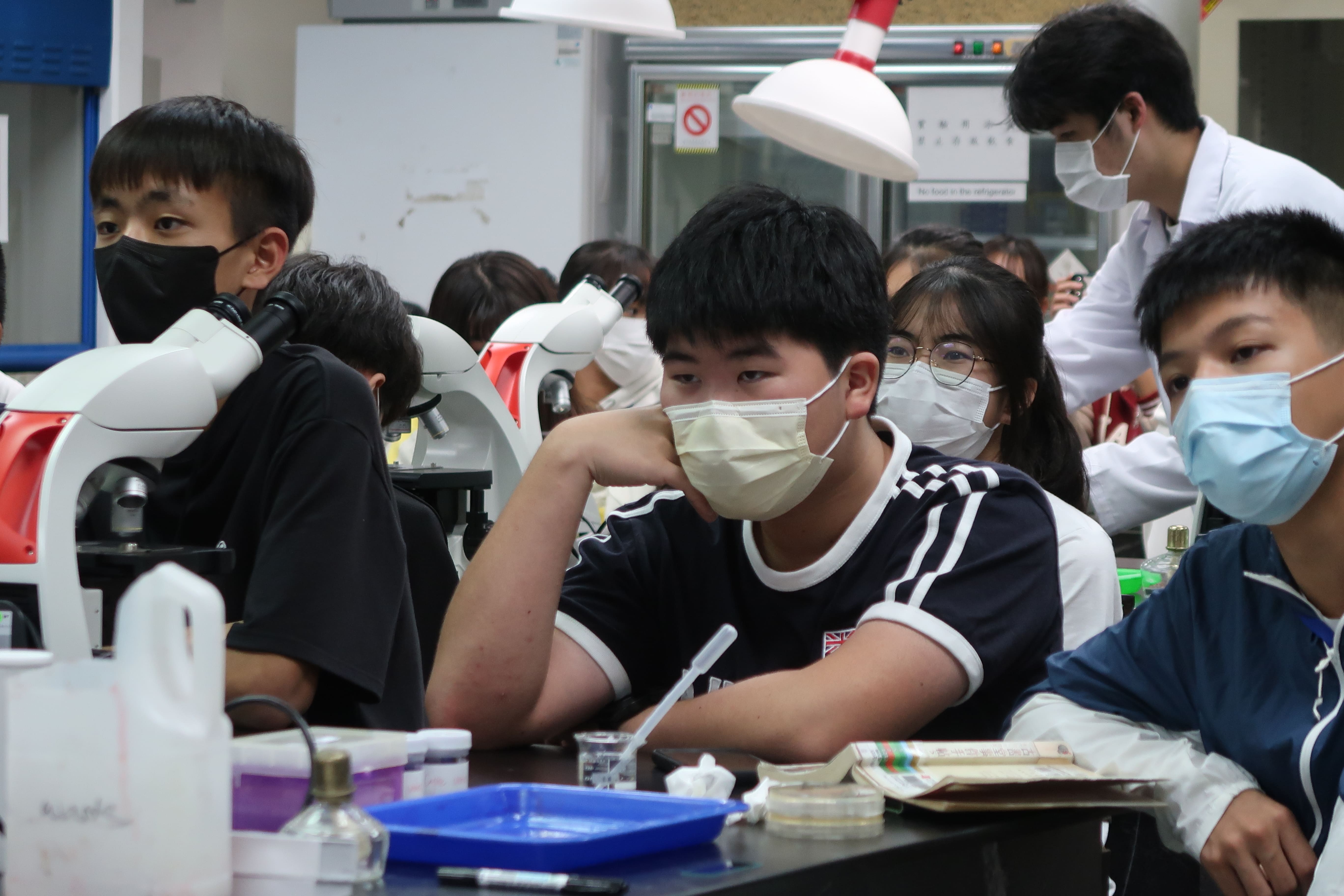 圖為參加一日體驗營的高中生,仔細聆聽醫檢實驗內容、操作步驟。