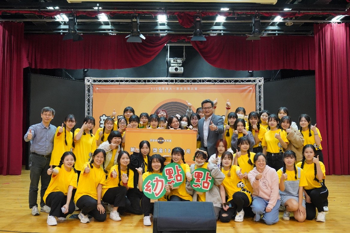 圖為亞大幼教系,獲「2023大一新生合唱比賽」第1名。
