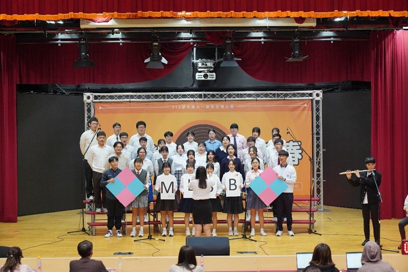 圖為亞大醫技系同學,表演「風箏」歌曲,獲第3名。