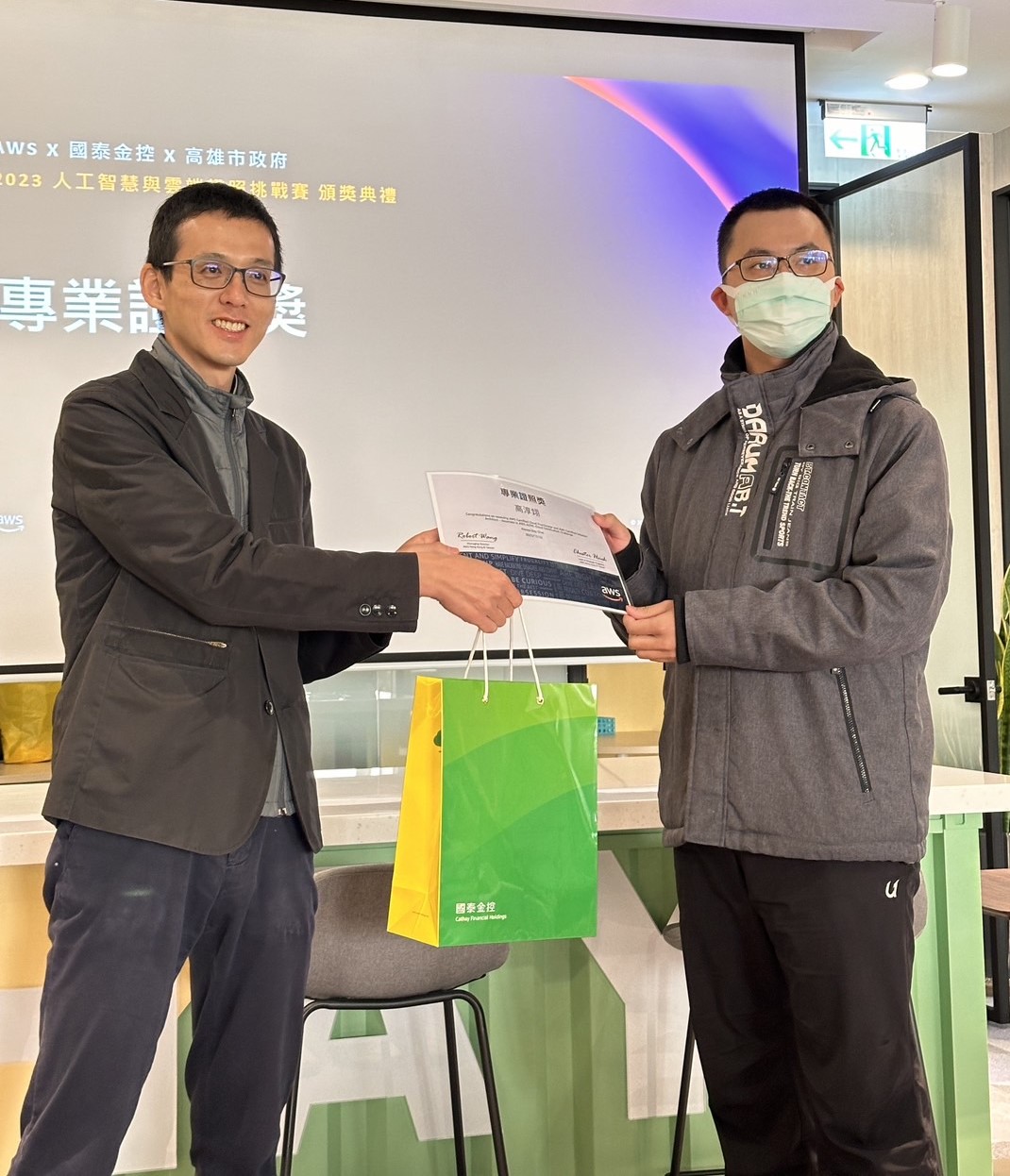 圖為亞大生醫系高淳翊同學(右),獲「2023人工智慧與雲端證照挑戰賽」專業證照獎。