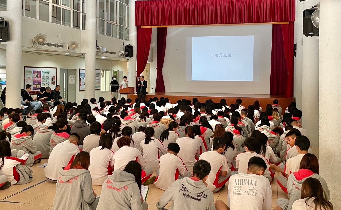 圖為亞大醫健學院長吳俊忠,在南投五育高中演講,台下有200多位同學認真聆聽。