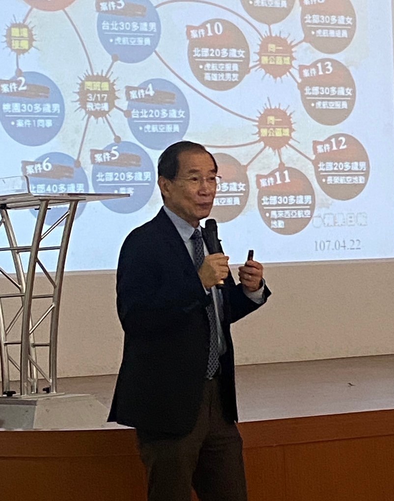 圖為亞大醫健學院長吳俊忠,在南投五育高中,講解微生物的群聚感染嚴重性。