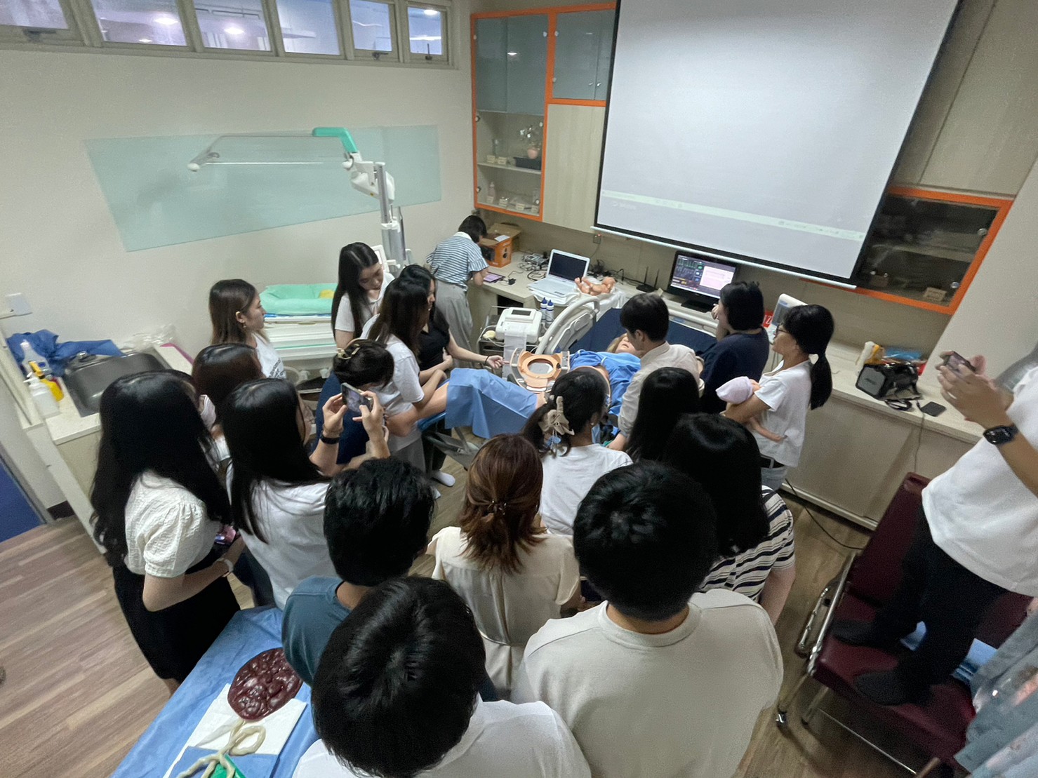 圖為新加坡南洋理工學院護理系師生,在亞大護理學系樂得兒產房(LDR),體驗智慧高階模擬人Victoria,擬真生產完整過程。