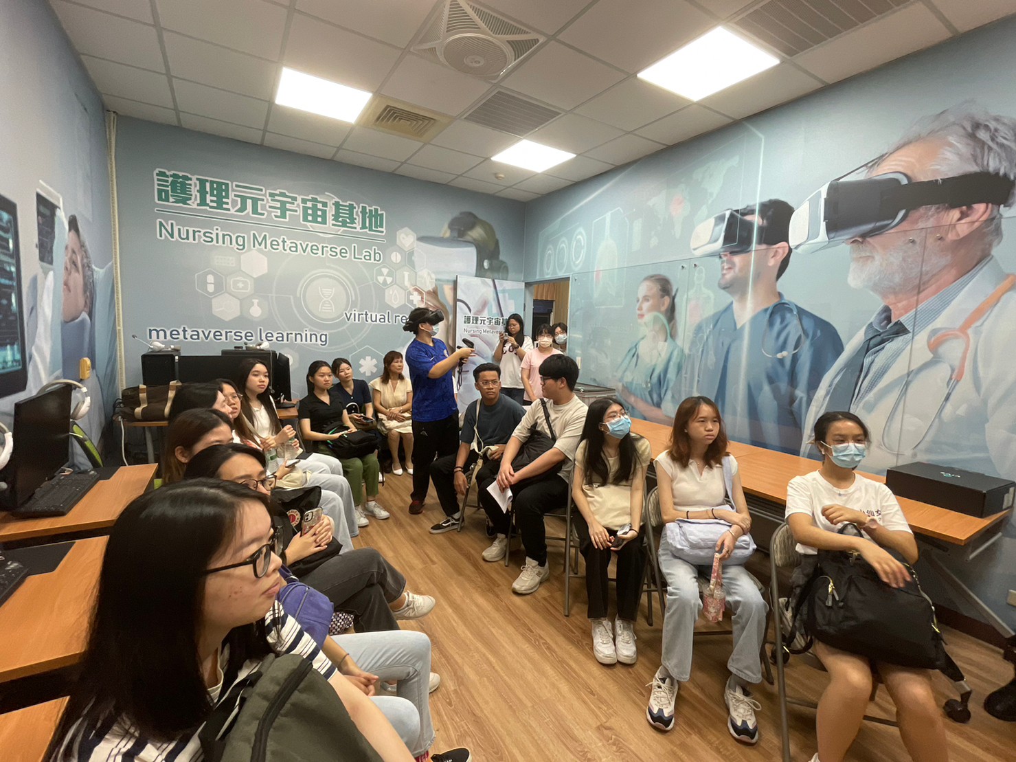 圖為新加坡南洋理工學院護理系師生,在亞大護理學院護理元宇宙基地,體驗VR學習。
