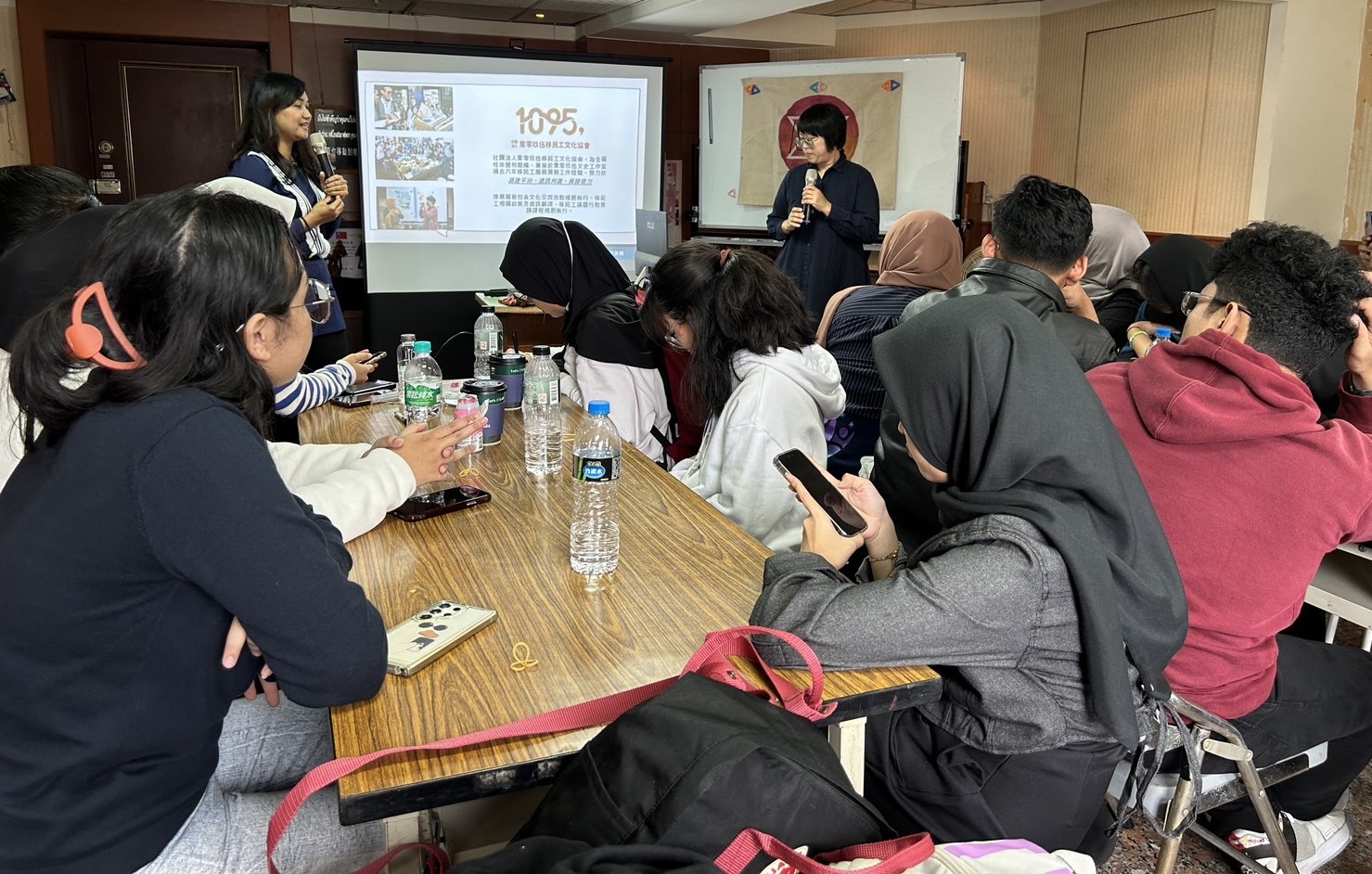 圖為社團法人「壹零玖邀移民工文化協會」志工,分享在台印尼移工現況。