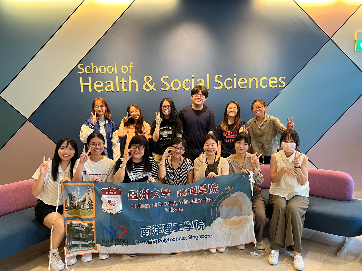 圖為亞大護理系學生,前往新加坡南洋理工學院,進行國際護理實習,培養專業能力。