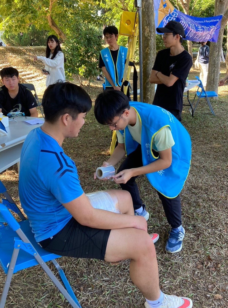 圖為亞大物治系組成「運動傷害防護隊」,在「中亞聯大」運動會,提供選手及時運動傷害處理。