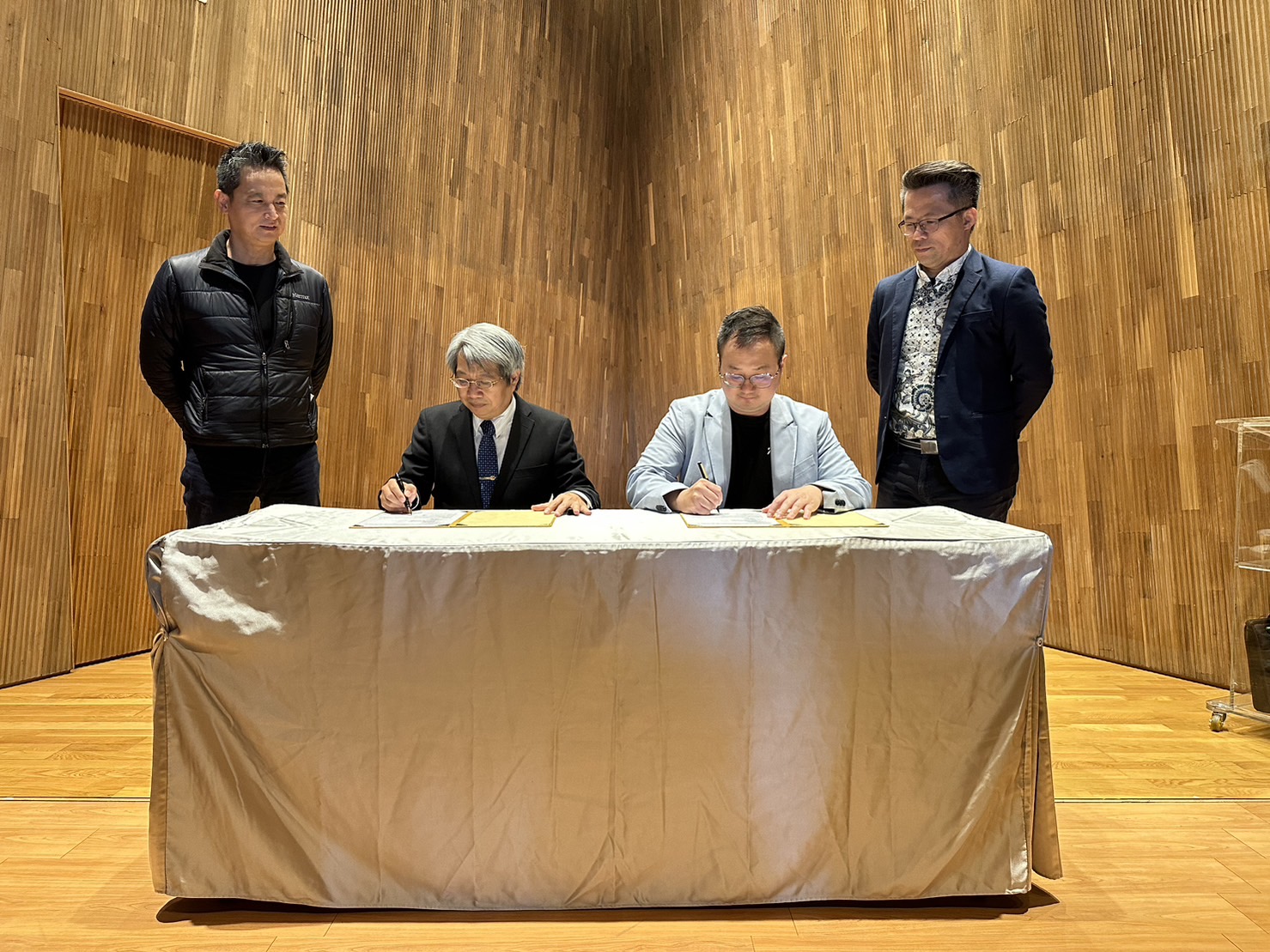 圖為亞大現代美術館長潘襎(前排左)、全球永續創新設計育成協會理事長莊淵源(前排右),代表簽訂合作備忘錄。