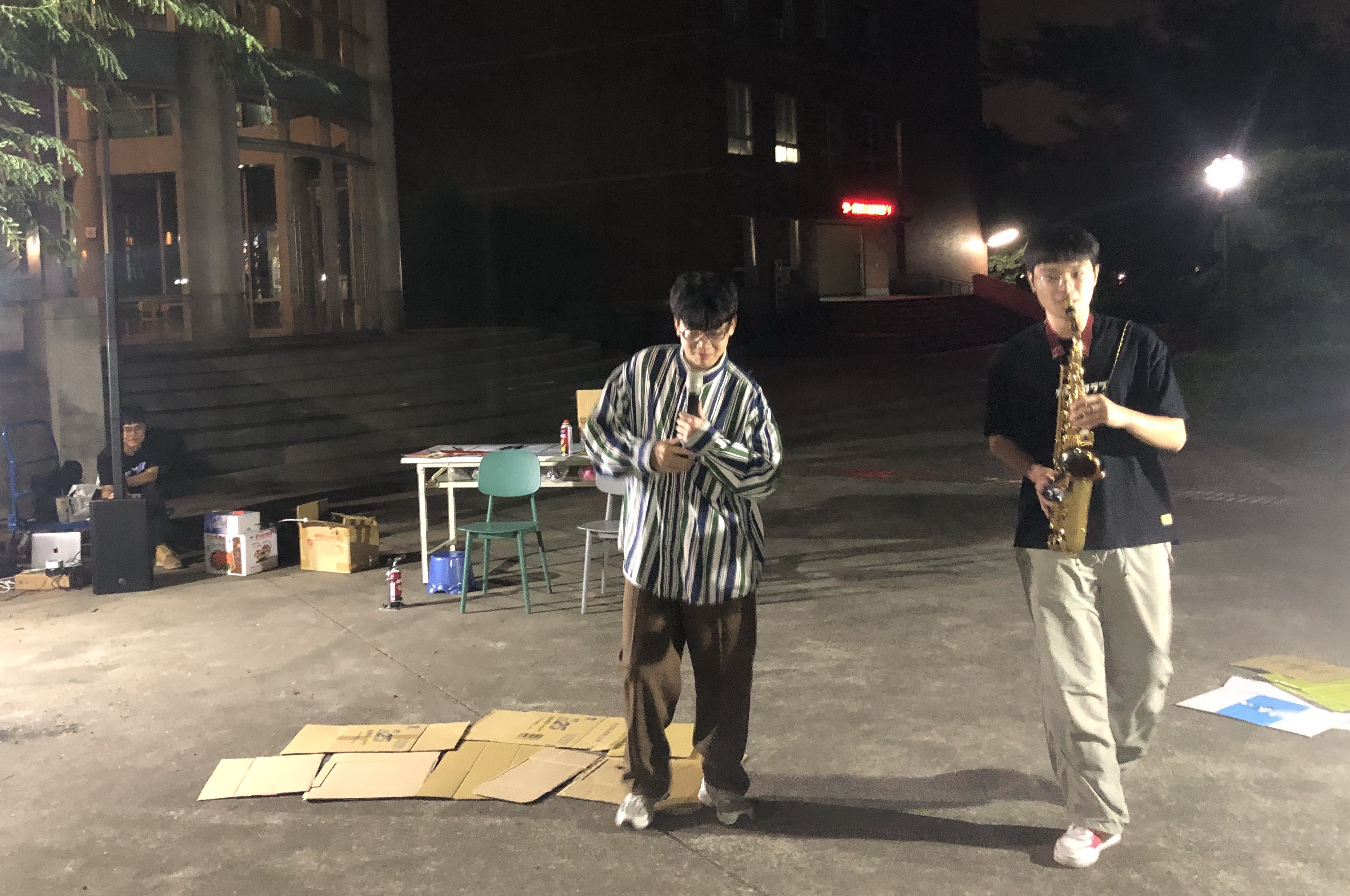 圖為亞大職治系同學,在烤肉活動中表演才藝。