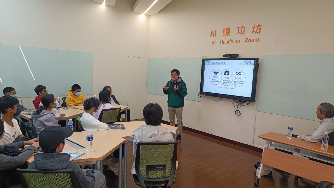 圖為亞大資傳系曾也慎老師,介紹該系特色。