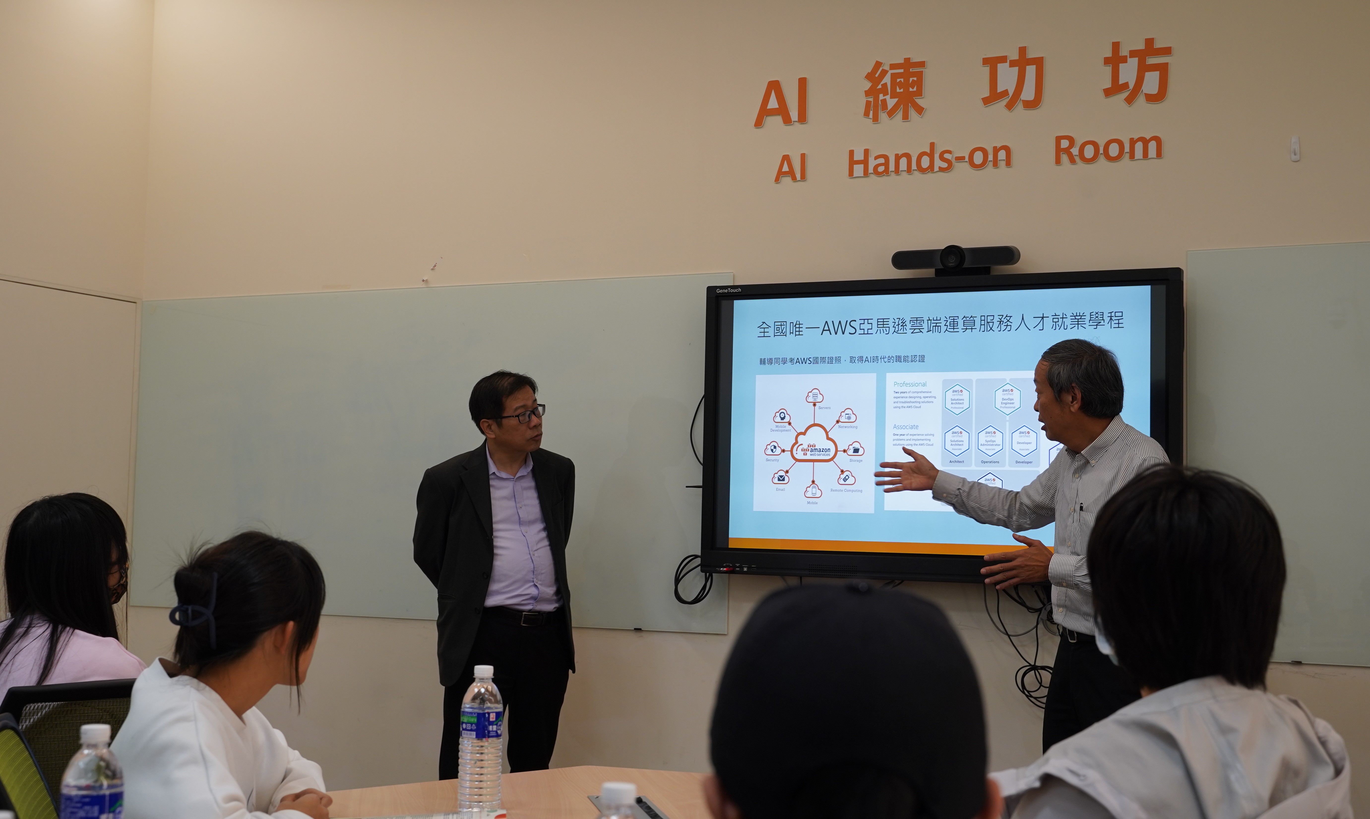 圖為亞大副校長、資電學院長曾憲雄(右),介紹學院與學系特色。