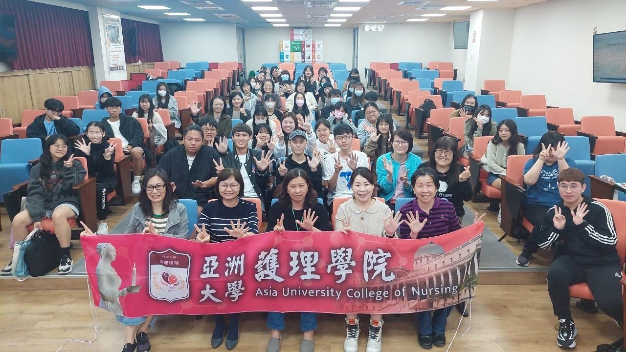 圖為亞大護理學院院長吳樺姍(前排左2)、亞大附醫護理部副主任莊錦娥(前排左3),與參與師生一同比出「52」數字合影。