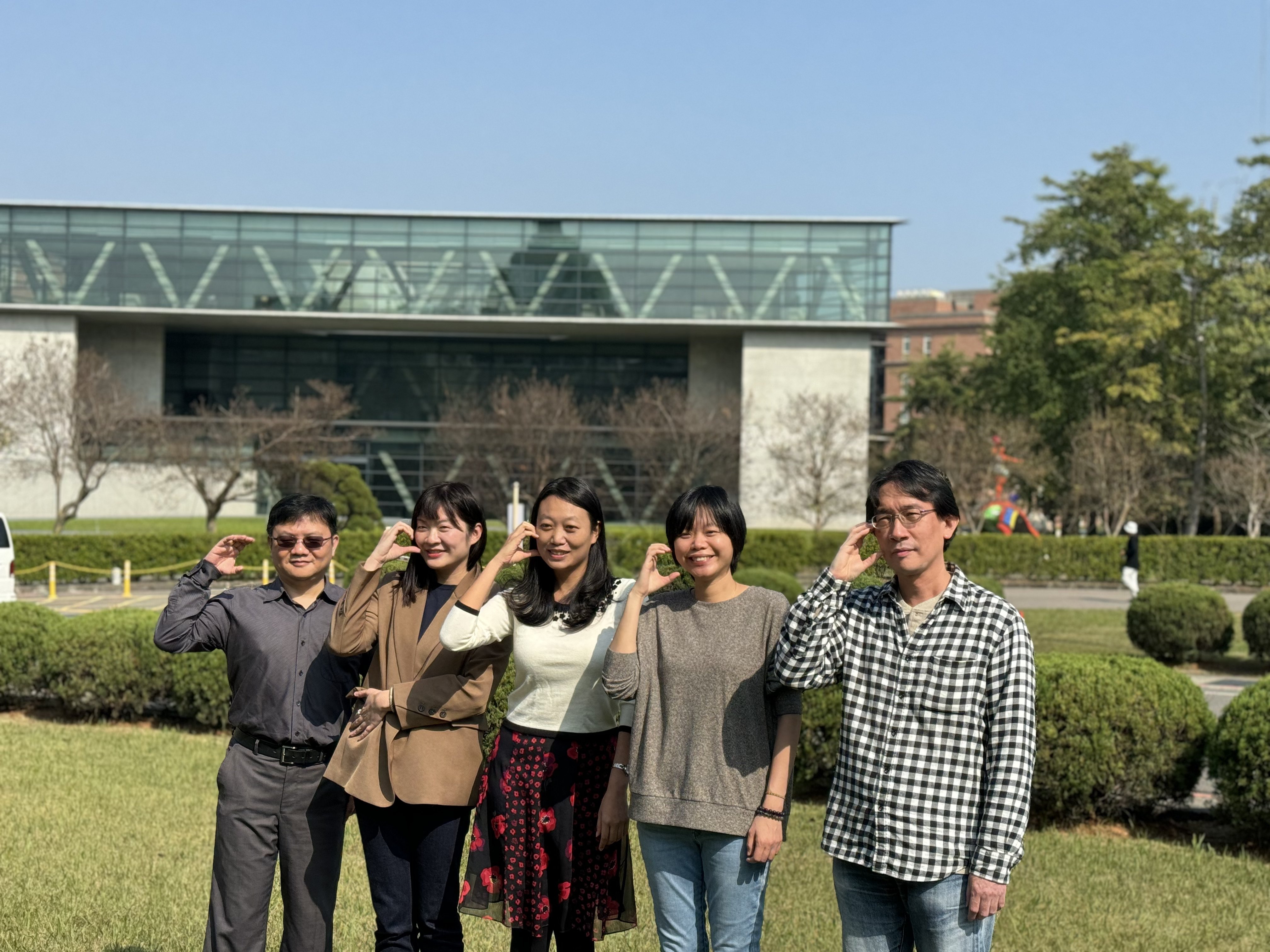 圖為(由左至右)獲校級優良班導師的簡智崇、張宥沁、吳姿誼、林冠含、王智弘5位老師。