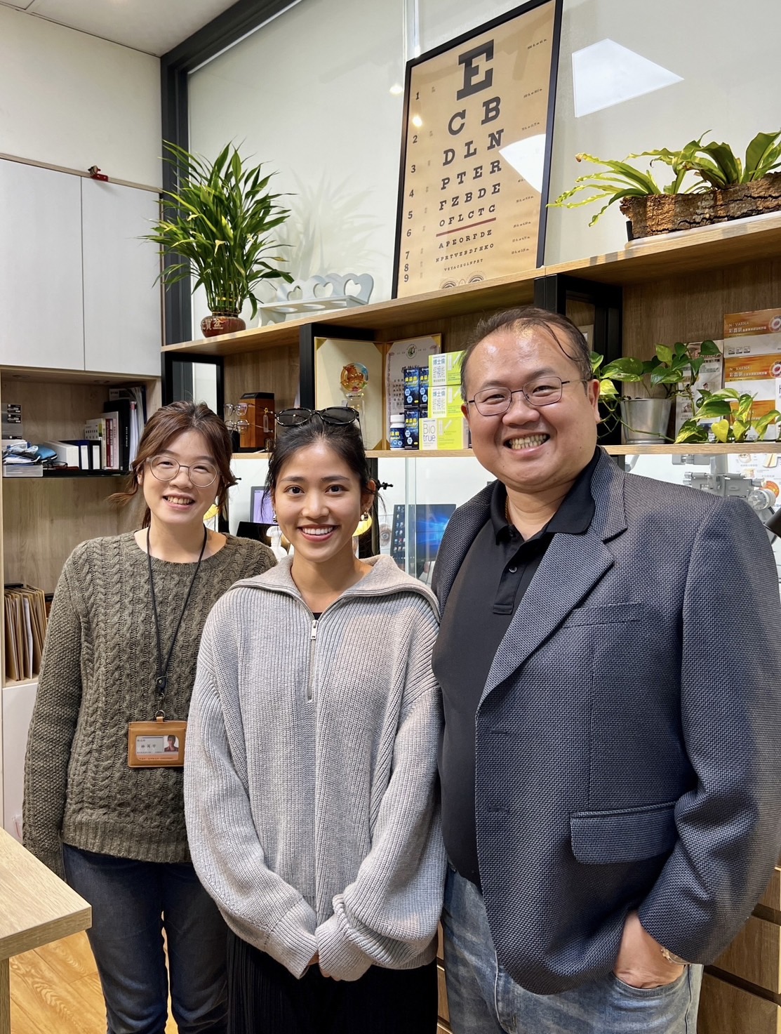 圖圖為李粼同學(中)返校,與亞大視光系主任曾榮凱(右)、林芮宇老師(左)合影。