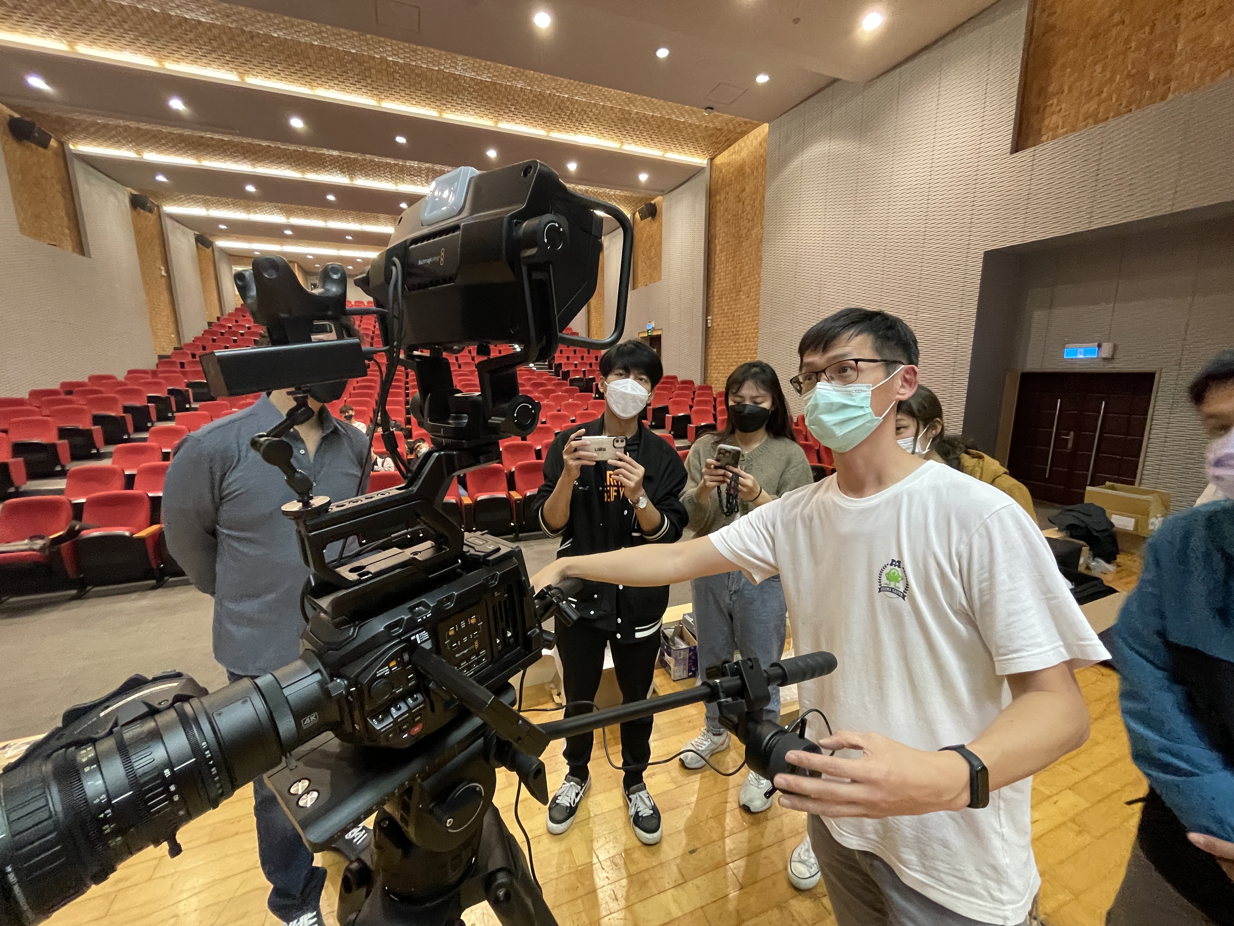 圖為亞大資傳系增添傳播新科技設備,增加學生學習意願。
