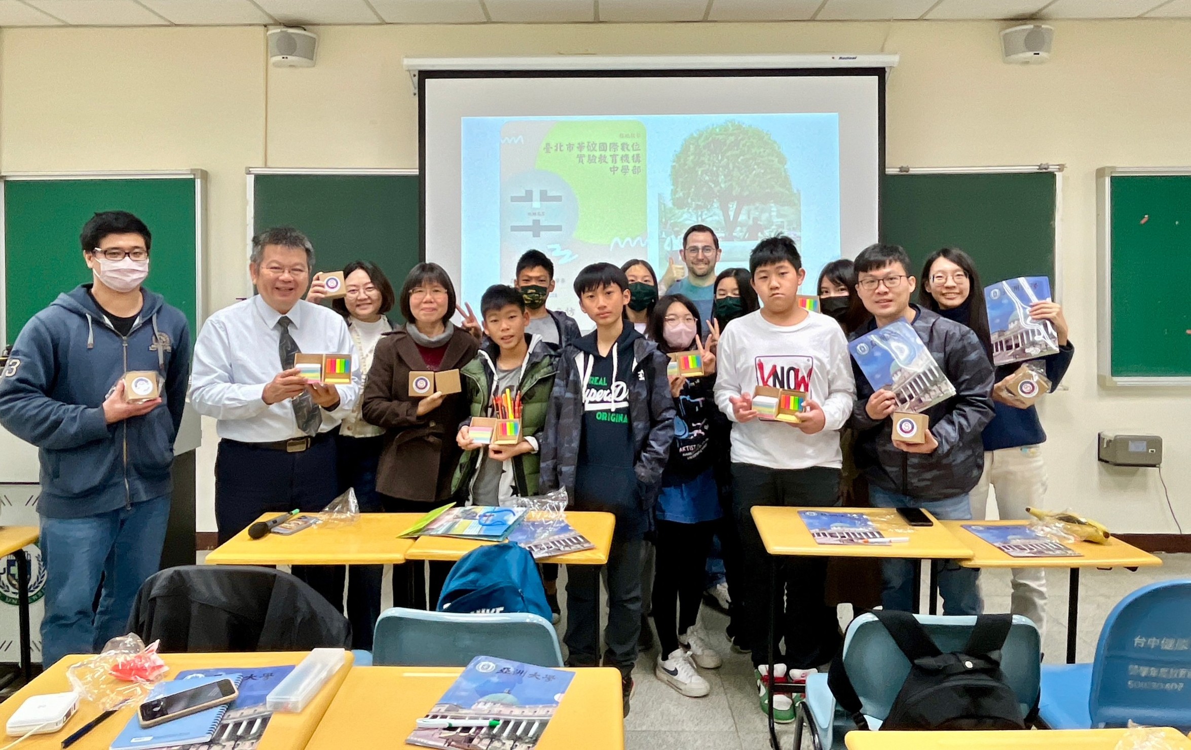 圖為亞大社工系陳美智老師,與參訪的華砇中學師生合影。