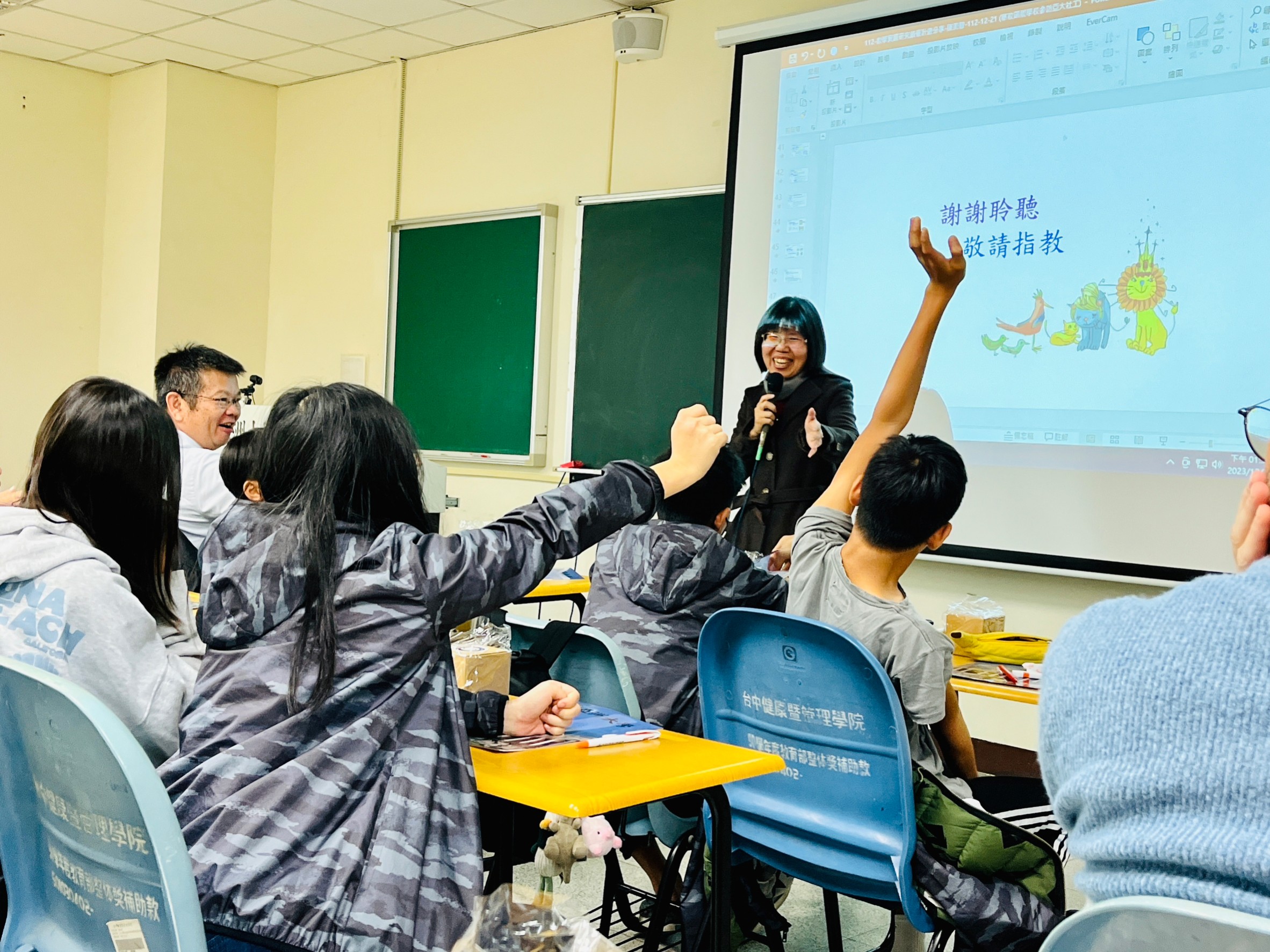 圖為華砇中學部學生,在亞大社工系服務學習課程中,踴躍提問,陳美智老師一一回應。