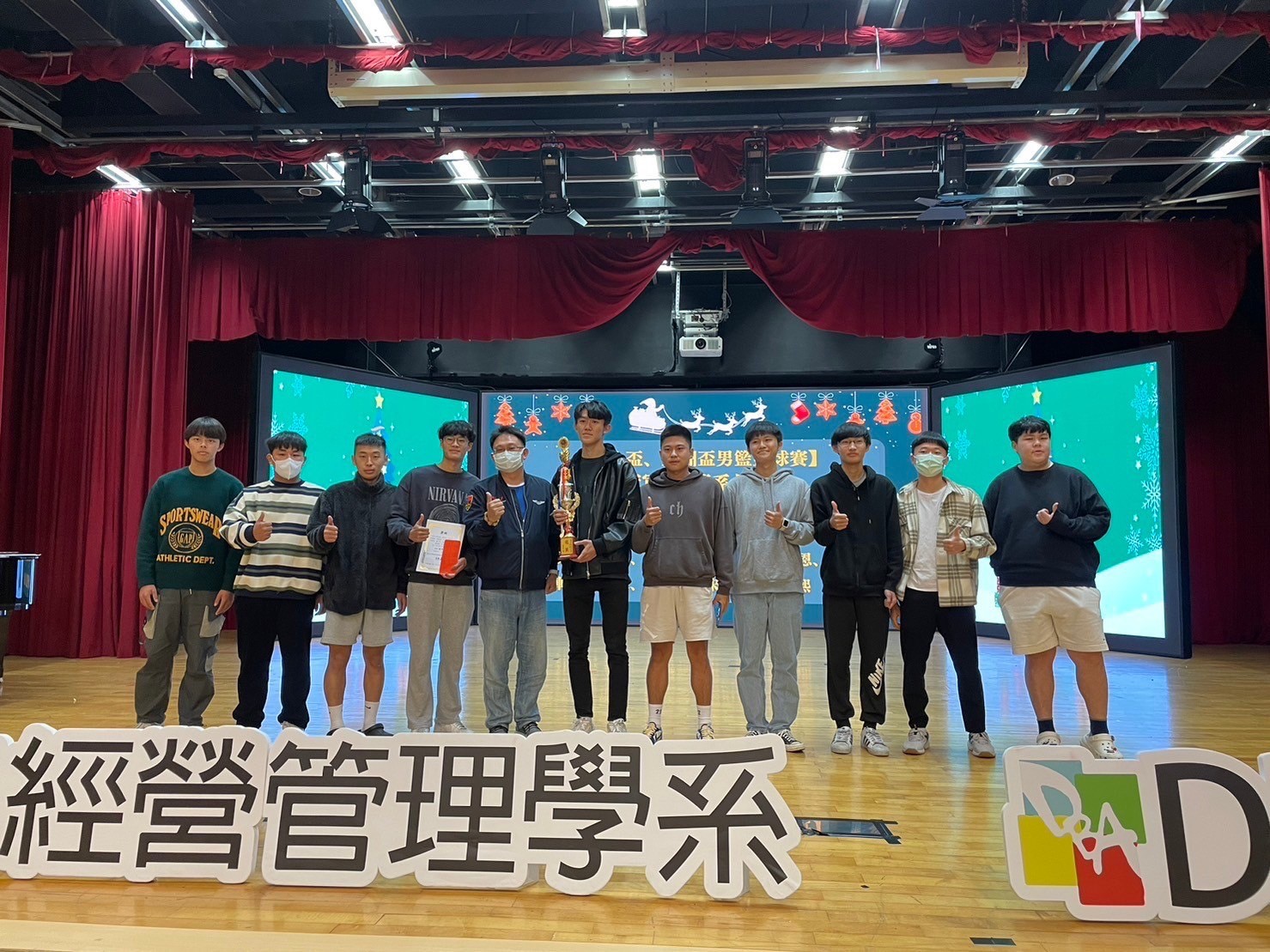 圖為亞大經管系參加籃球賽獲獎同學代表,上台接受表揚。