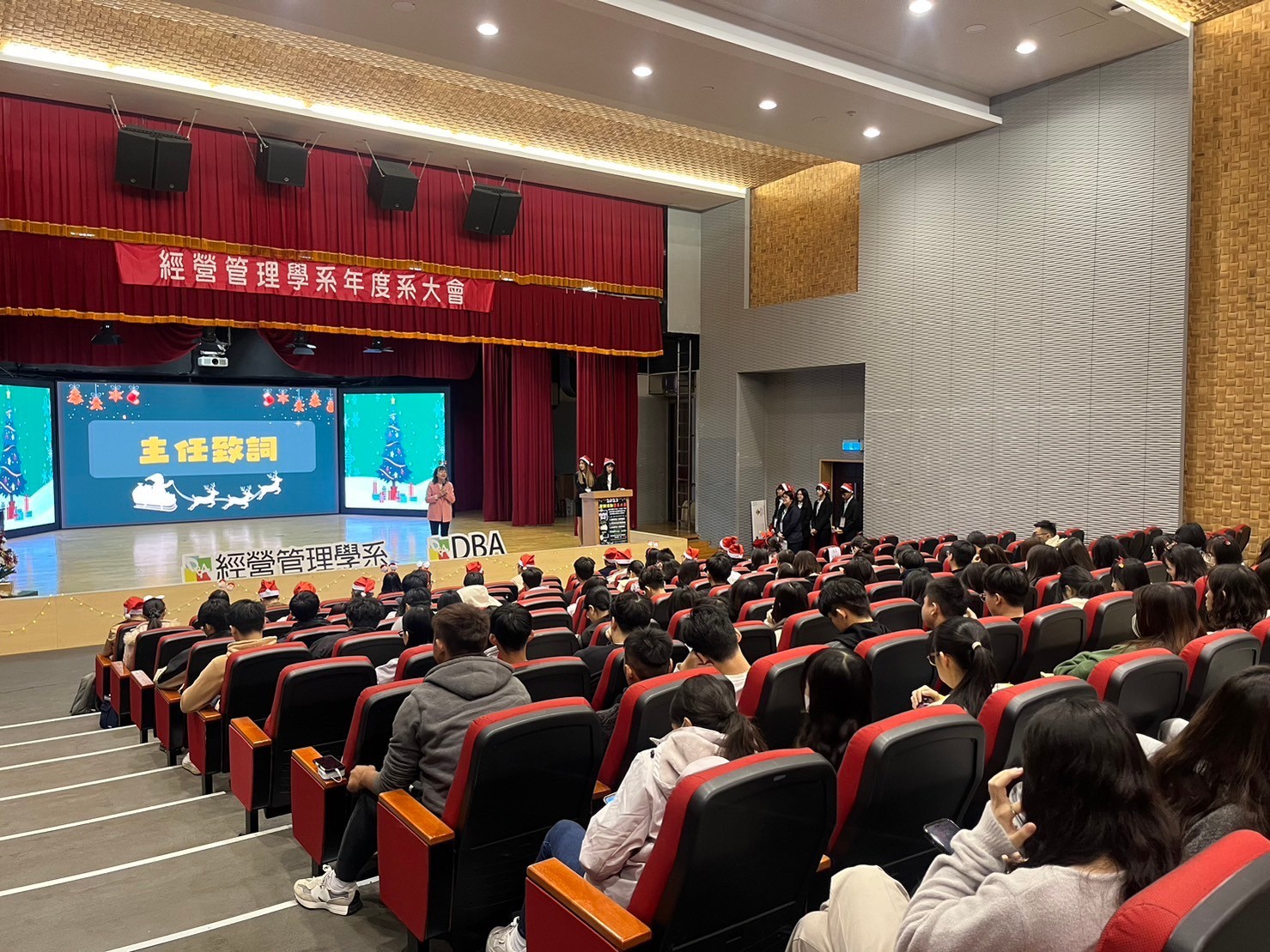 圖為亞大經管系大會,莊淑惠主任鼓勵同學「學業、職業、就業,三業合一」。