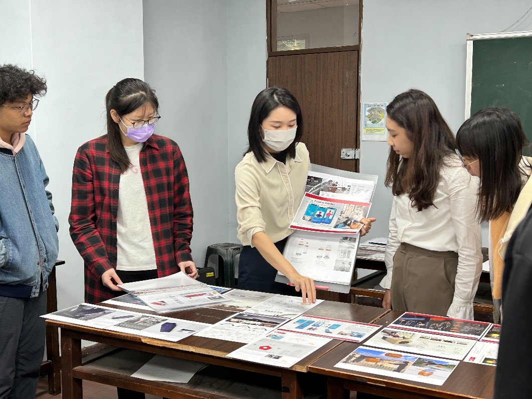 圖為「Awards Lab設計獎懶人包」吳品潔設計師(中),鼓勵同學發揮設計思維。