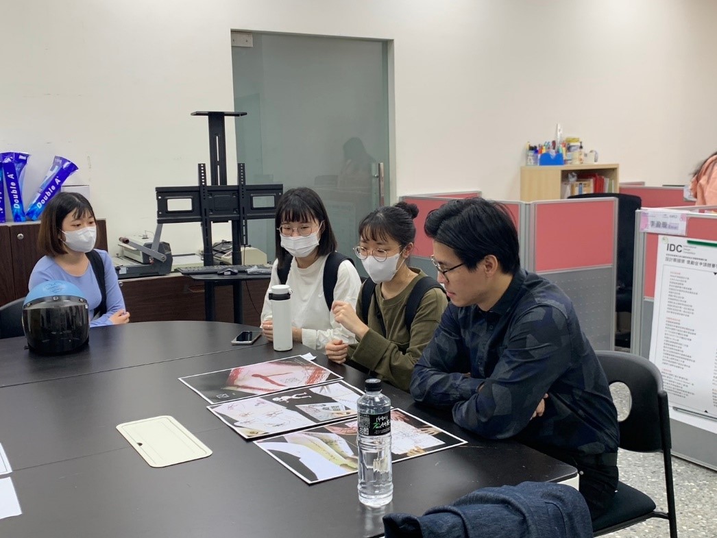 圖為台科大陳彥廷教授(右1),與同學討論國際設計競賽作品。