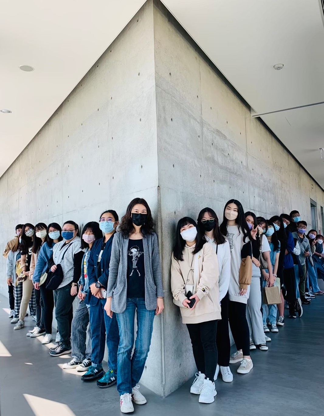 圖為亞大通識中心羅方吟老師(左8),帶領學生善用亞大現代美術館資源,提升學習興趣,連續2年獲獎。