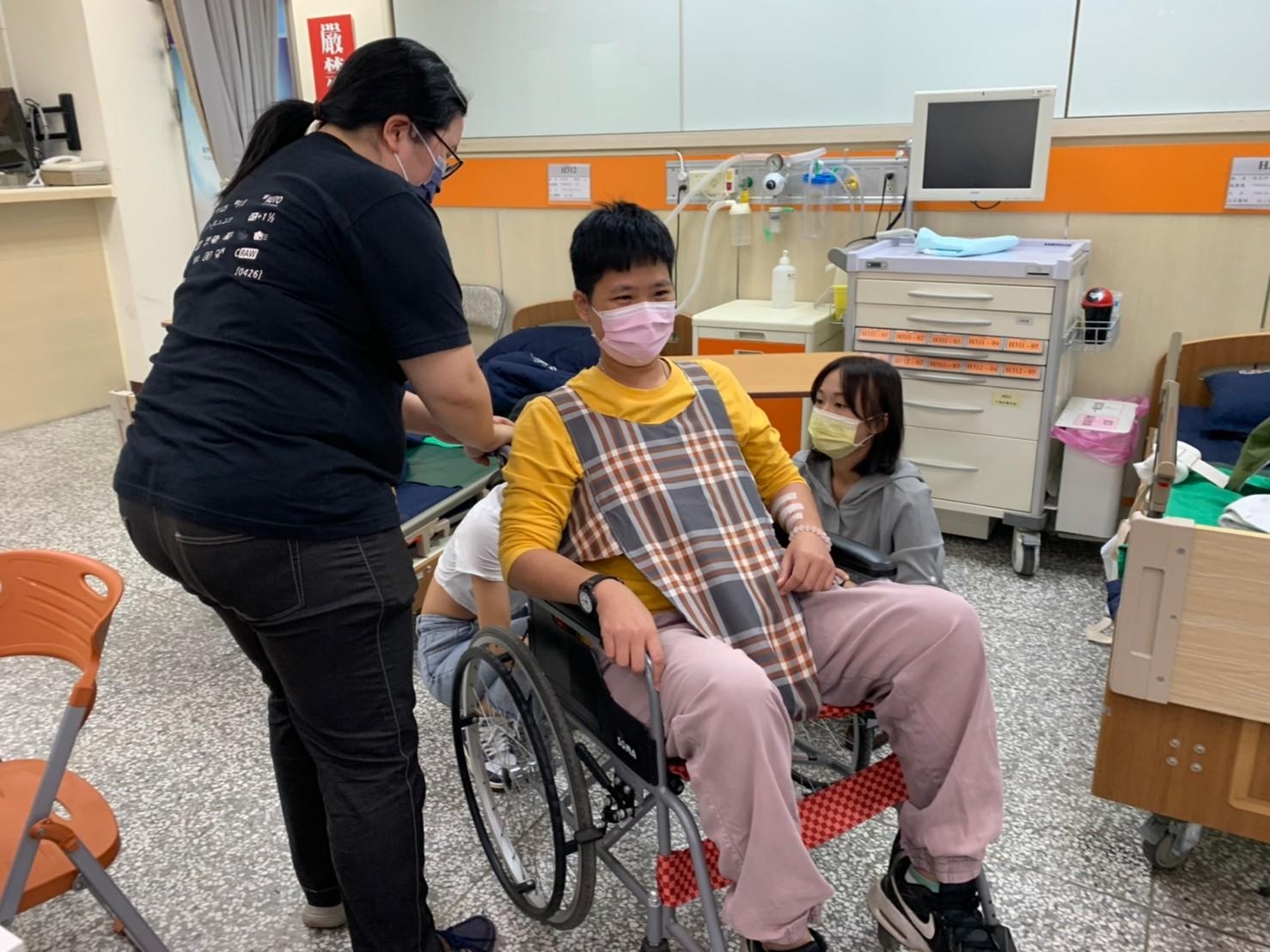 圖為亞大護理系靖永潔老師,透過服務學習,讓學生體驗照顧失能長者,並分組方式進行報告。