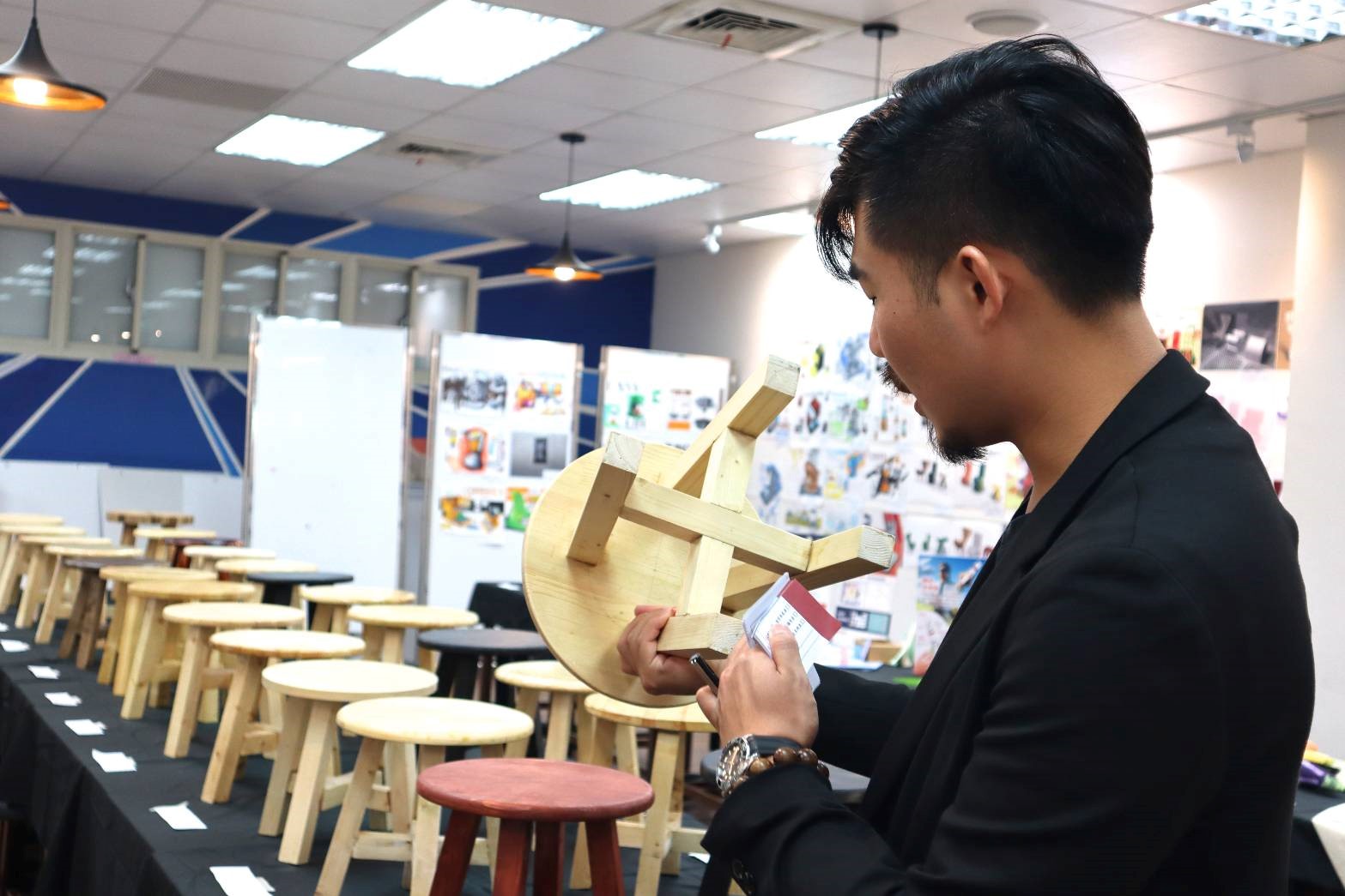 圖為外評委員鍾凱均老師,針對同學作品進行評審。