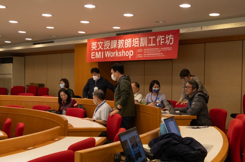 圖為參加EMI工作坊的教師,積極參與課程討論。