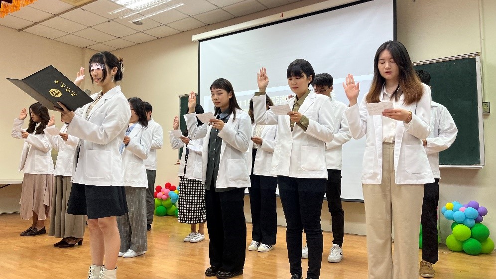 心理師國考門檻高,圖為亞大心理系碩士班臨床心理學組實習前的加袍典禮,鼓勵同學點燃助人專業之路熱情,並為國考做準備。
