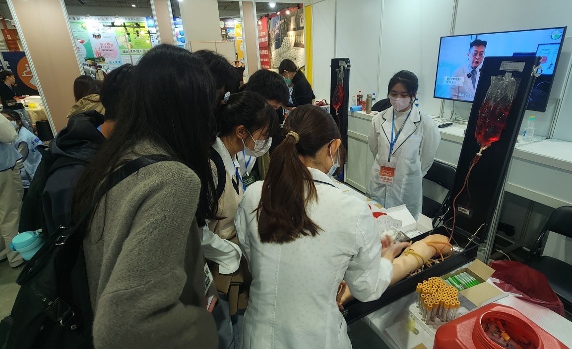 圖為亞大醫技系的「醫師力大挑戰:破解謎團!」「檢」調手體驗活動,吸引許多高中生參與。